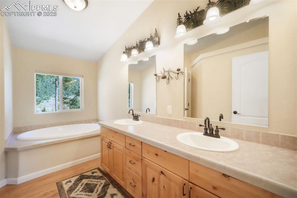 Image 38 of 50: Bathroom