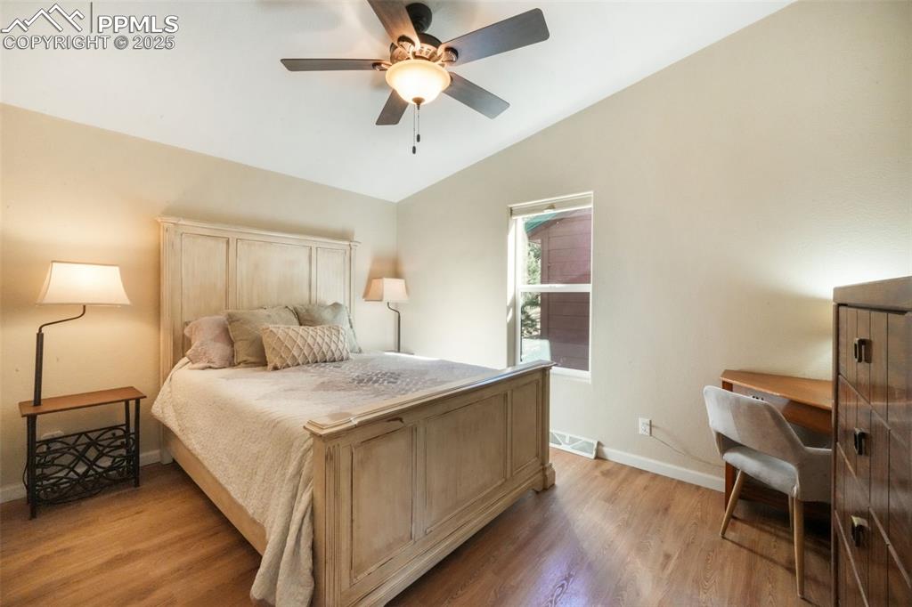 Image 41 of 50: Bedroom