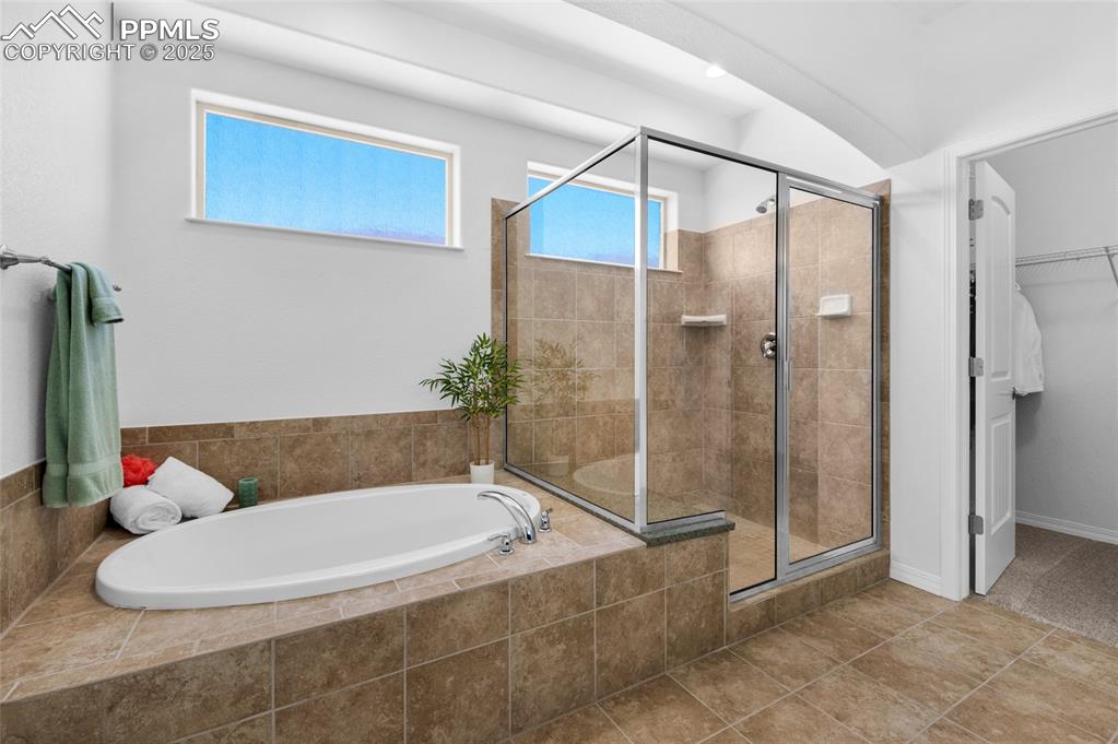 Image 23 of 44: Bathroom
