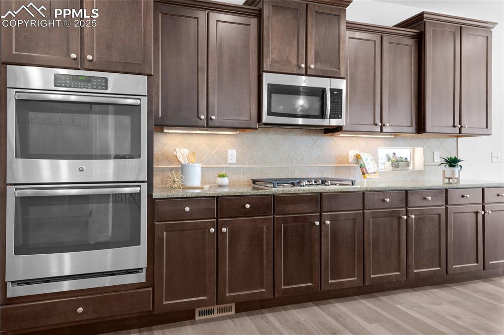 Image 8 of 44: Kitchen
