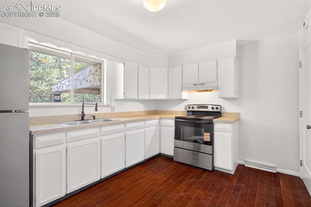 Image 5 of 17: Kitchen with appliances with stainless steel finishes, under cabinet range