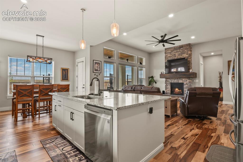 Image 10 of 50: Kitchen