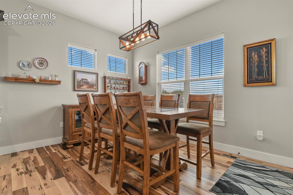 Image 11 of 50: Dining Area