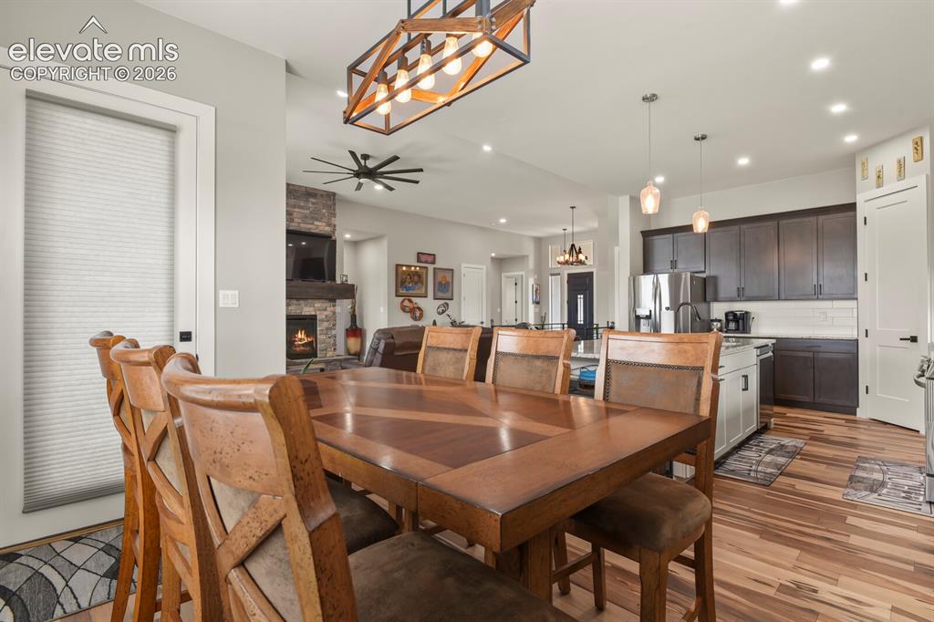 Image 12 of 50: Dining Area