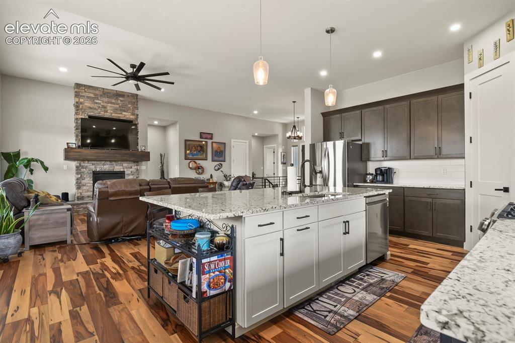 Image 9 of 50: Kitchen