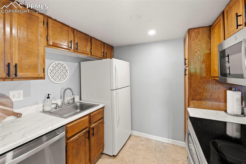 Image 10 of 23: Kitchen