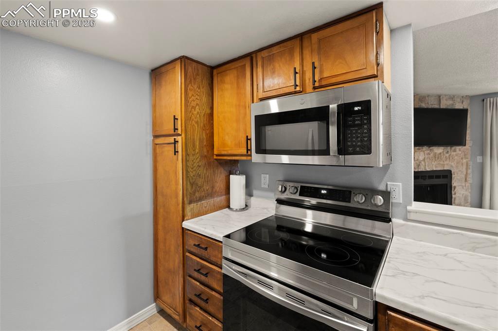 Image 11 of 23: Kitchen