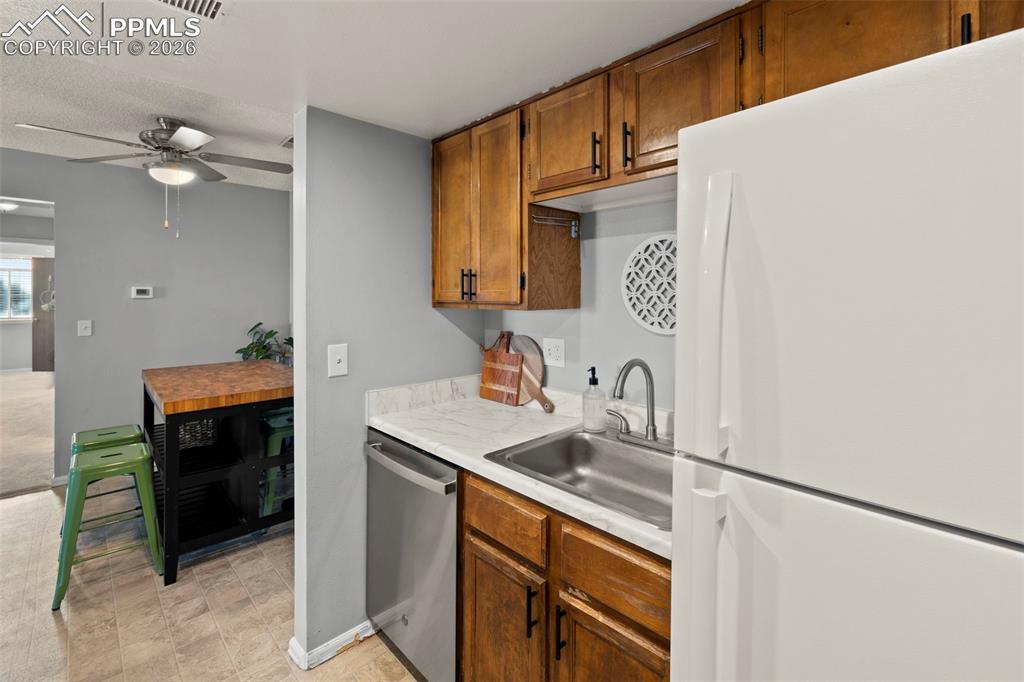 Image 12 of 23: Kitchen