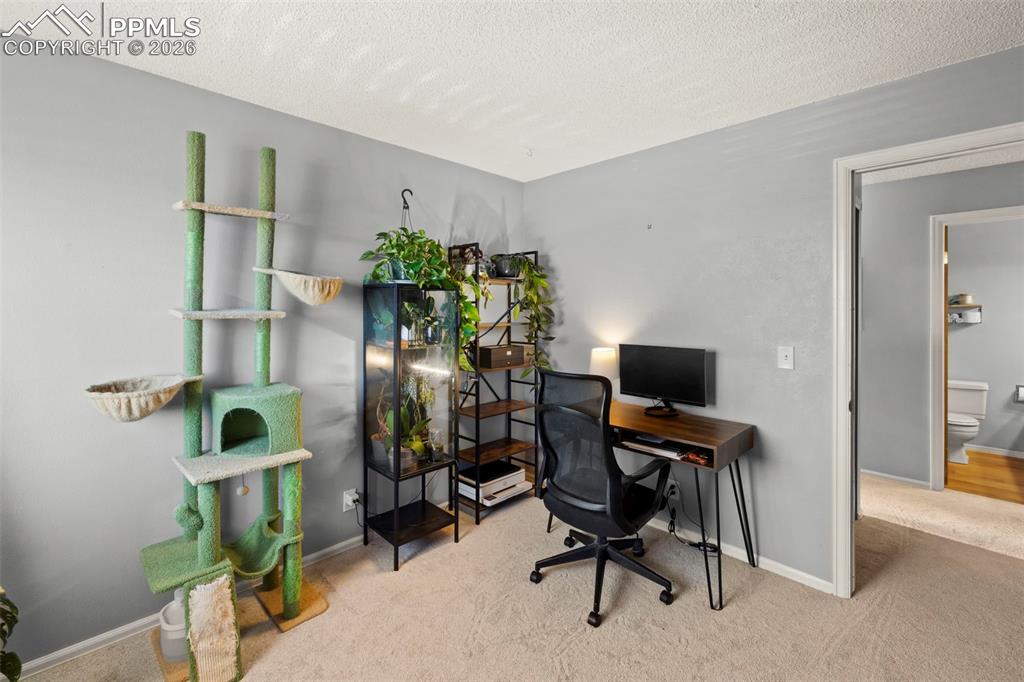 Image 18 of 23: Office