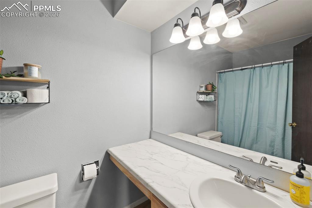 Image 19 of 23: Bathroom