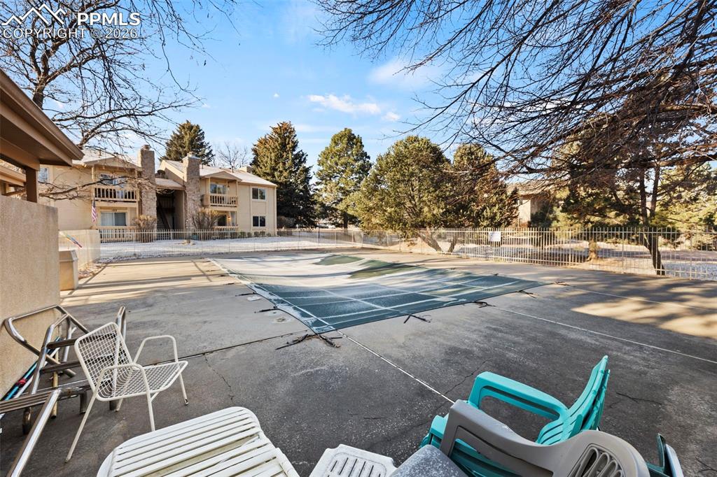 Image 22 of 23: Pool