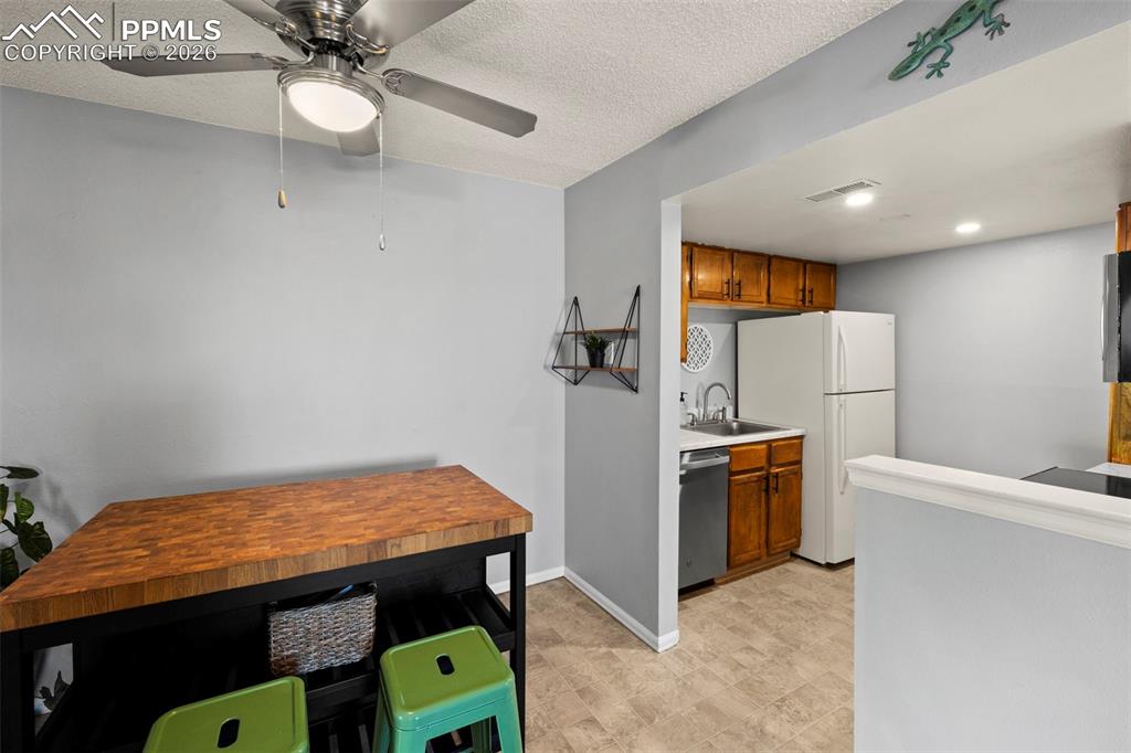 Image 7 of 23: Kitchen