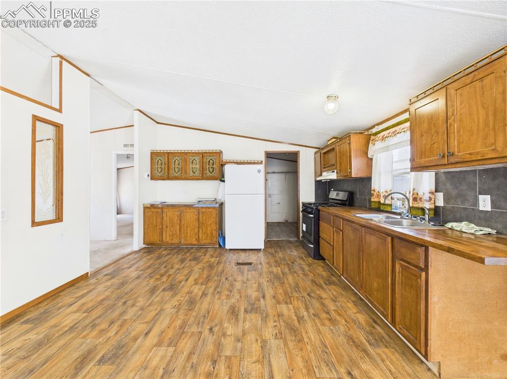 Image 10 of 37: Kitchen