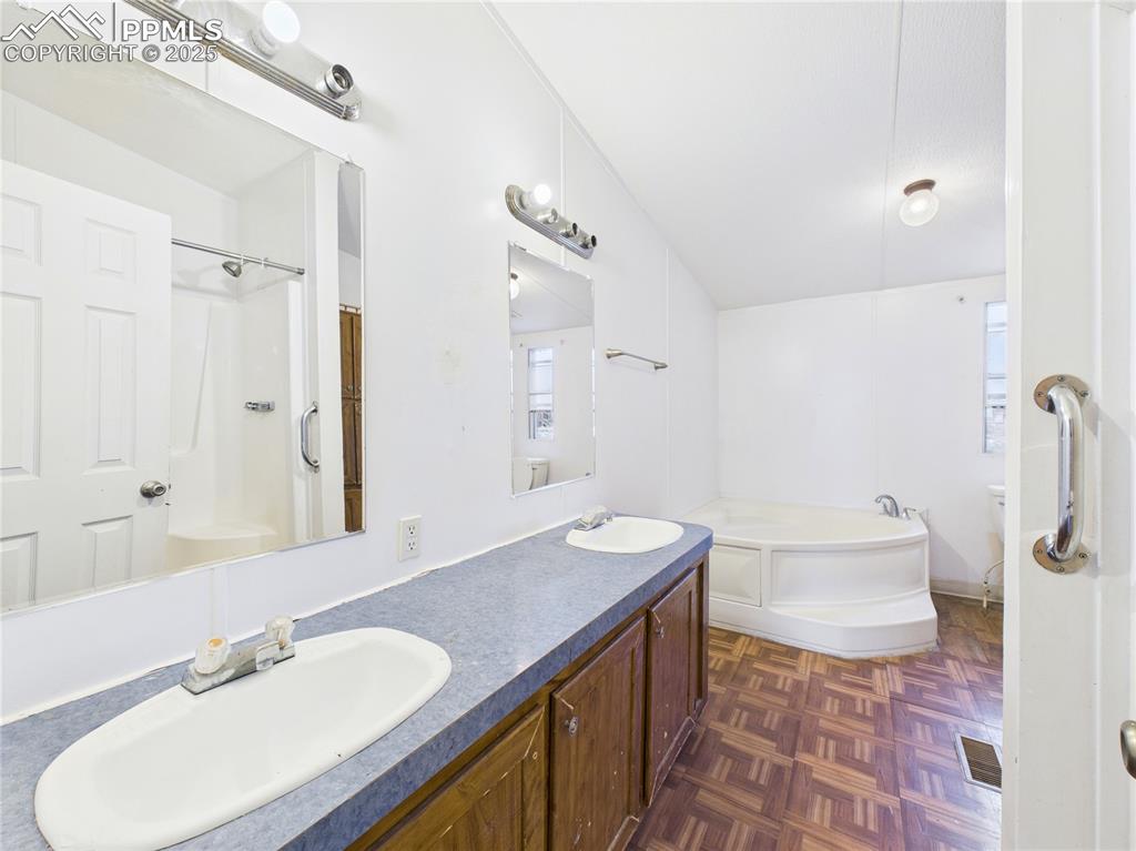 Image 16 of 37: Bathroom