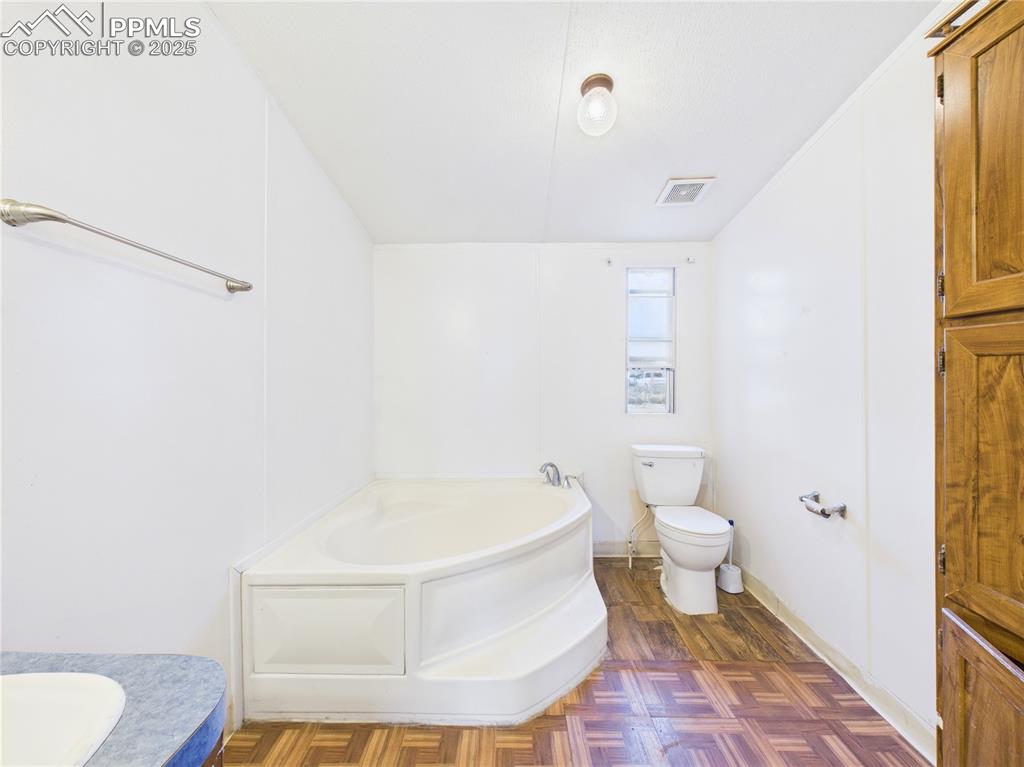 Image 17 of 37: Bathroom