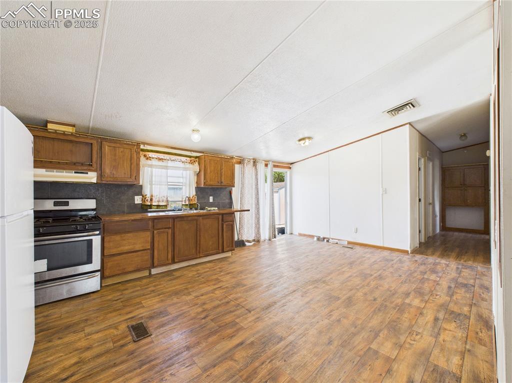 Image 7 of 37: Kitchen