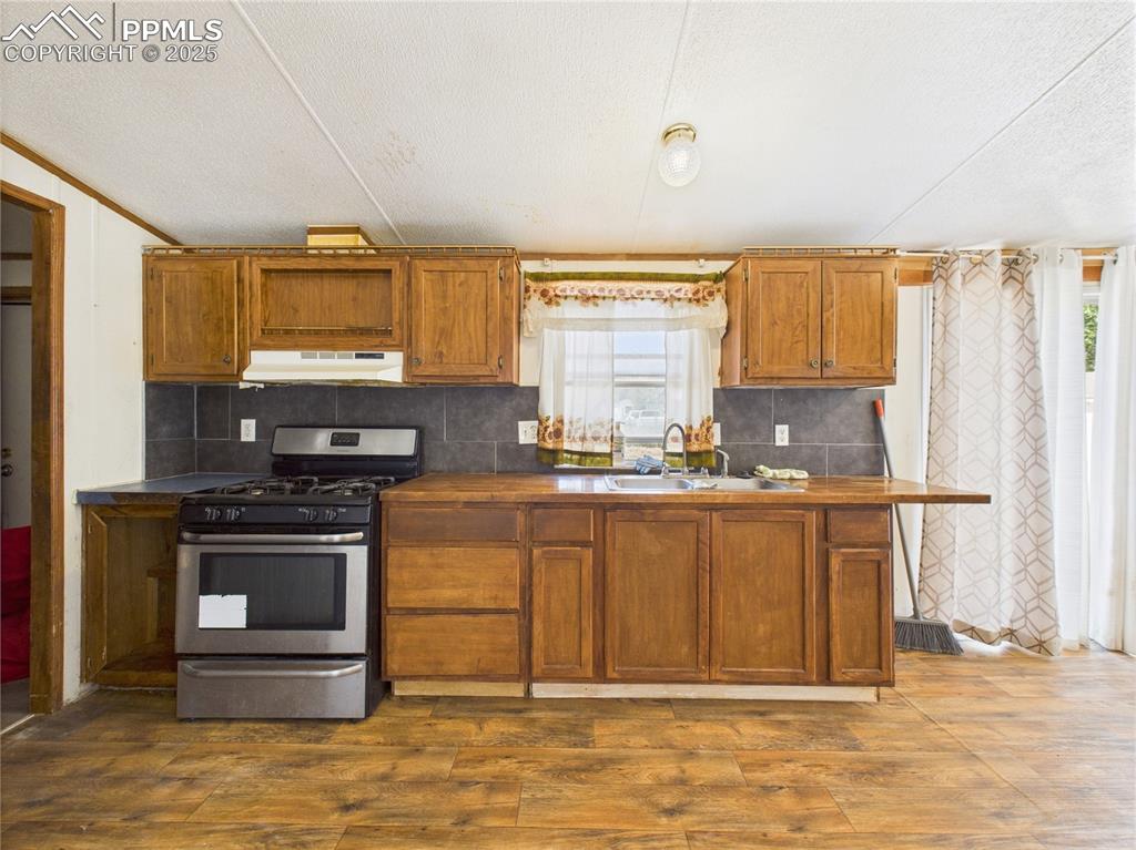 Image 8 of 37: Kitchen
