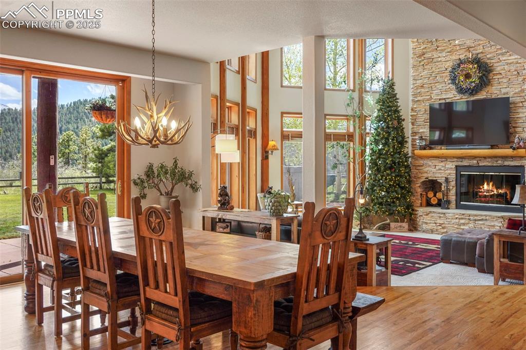 Image 11 of 50: Dining Area