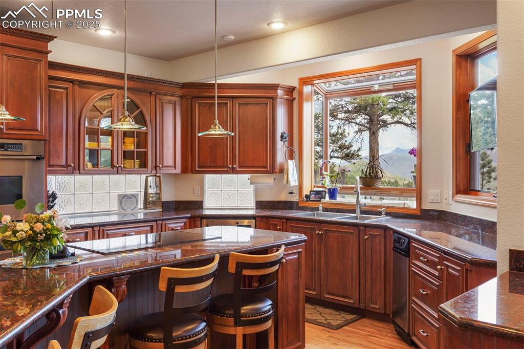 Image 13 of 50: Kitchen
