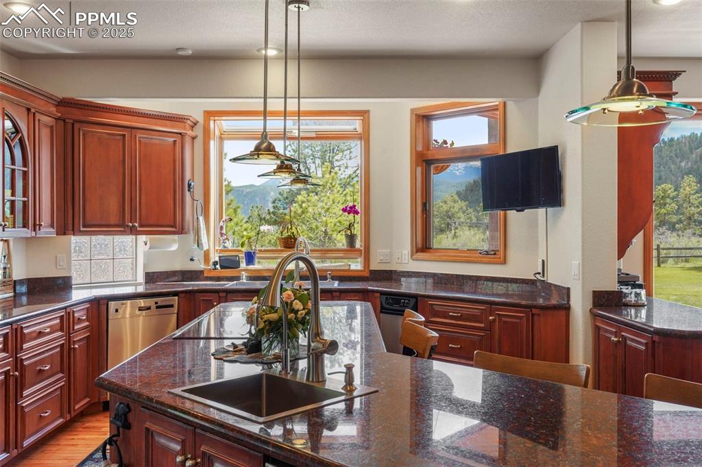 Image 14 of 50: Kitchen