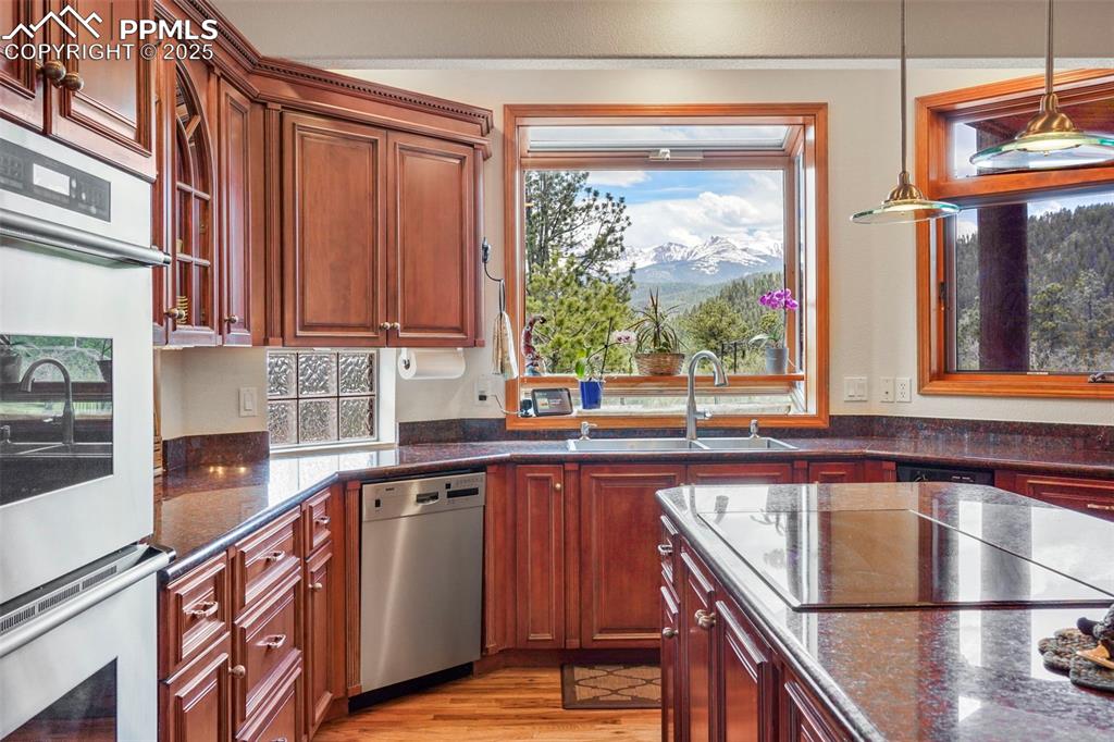 Image 16 of 50: Kitchen