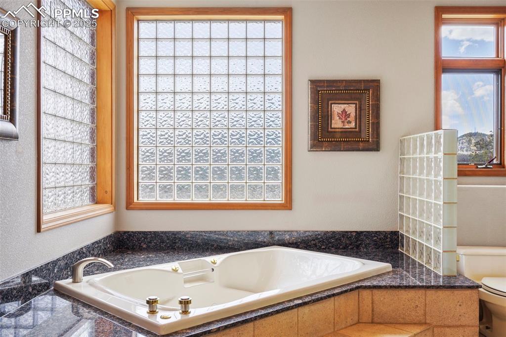 Image 19 of 50: Bathroom