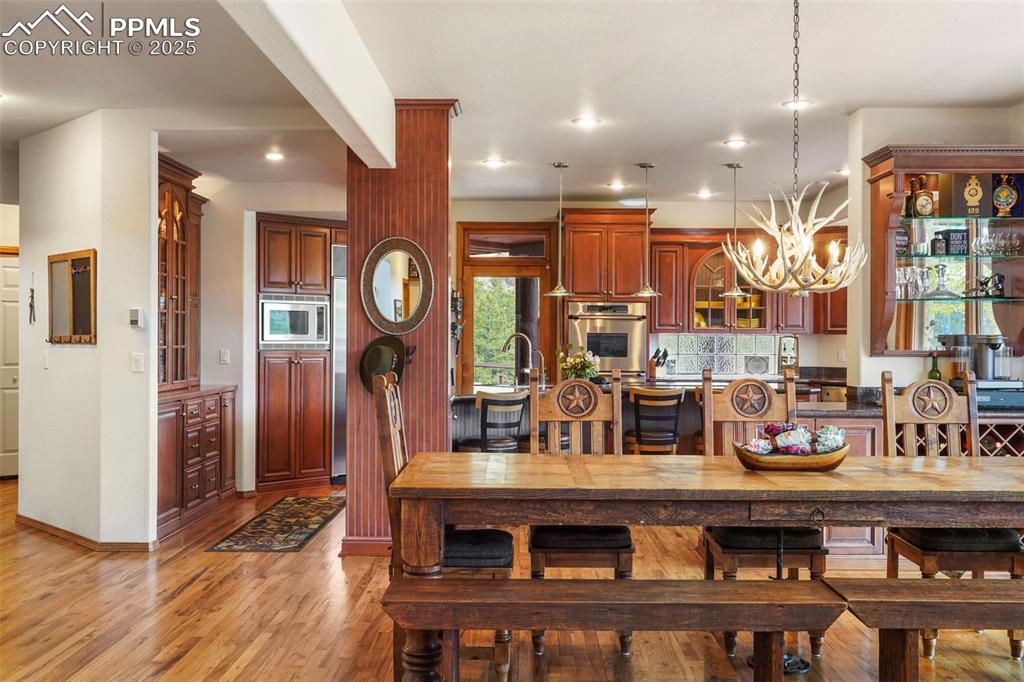 Image 9 of 50: Dining Area