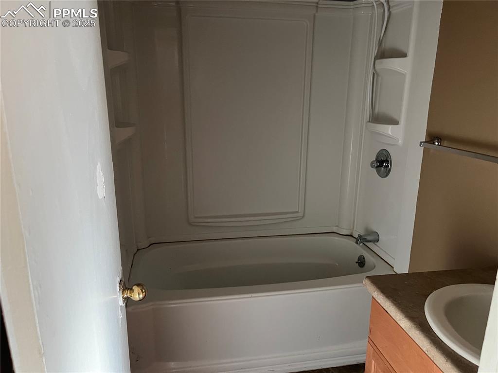 Image 10 of 20: Bathroom