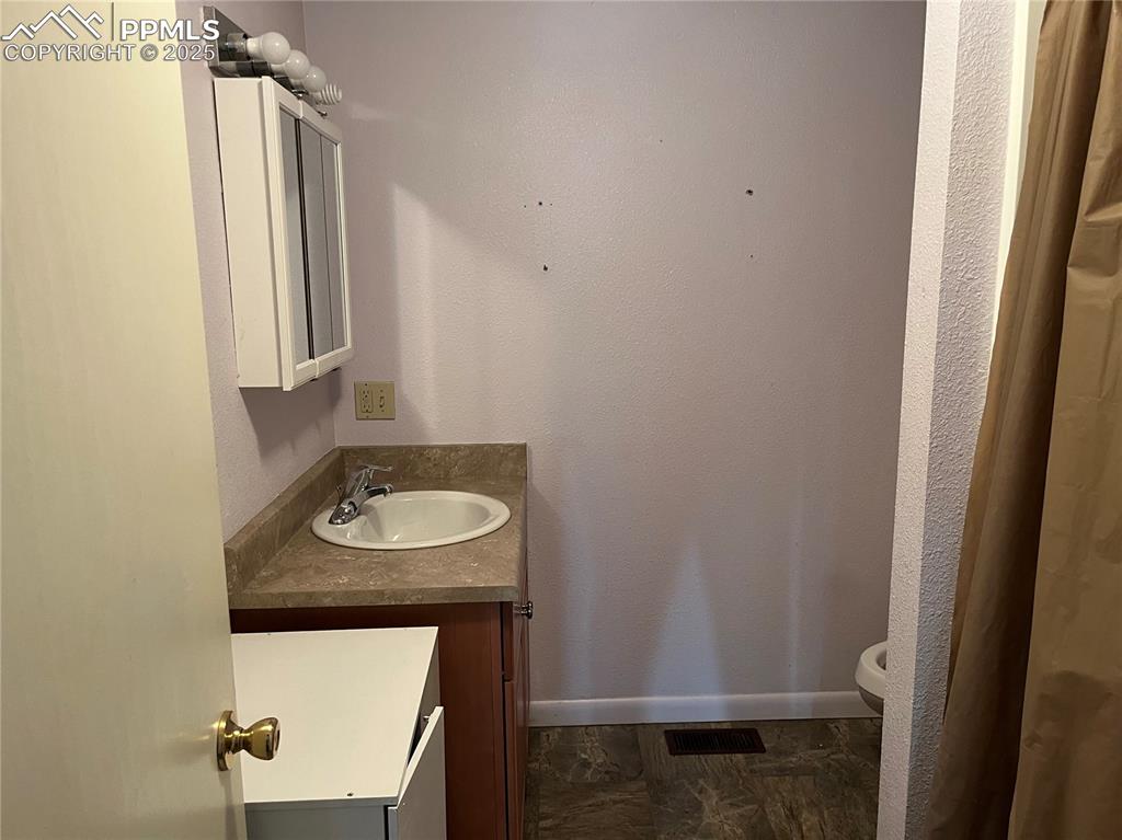 Image 15 of 20: Bathroom