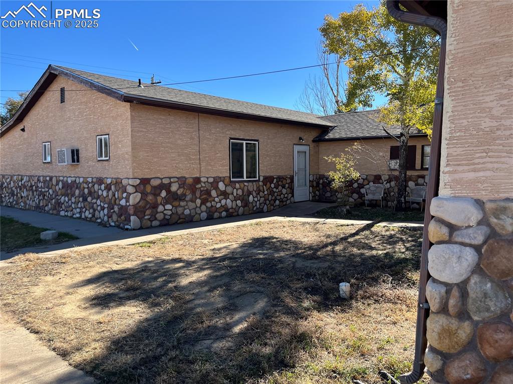 Image 3 of 20: Side of Structure