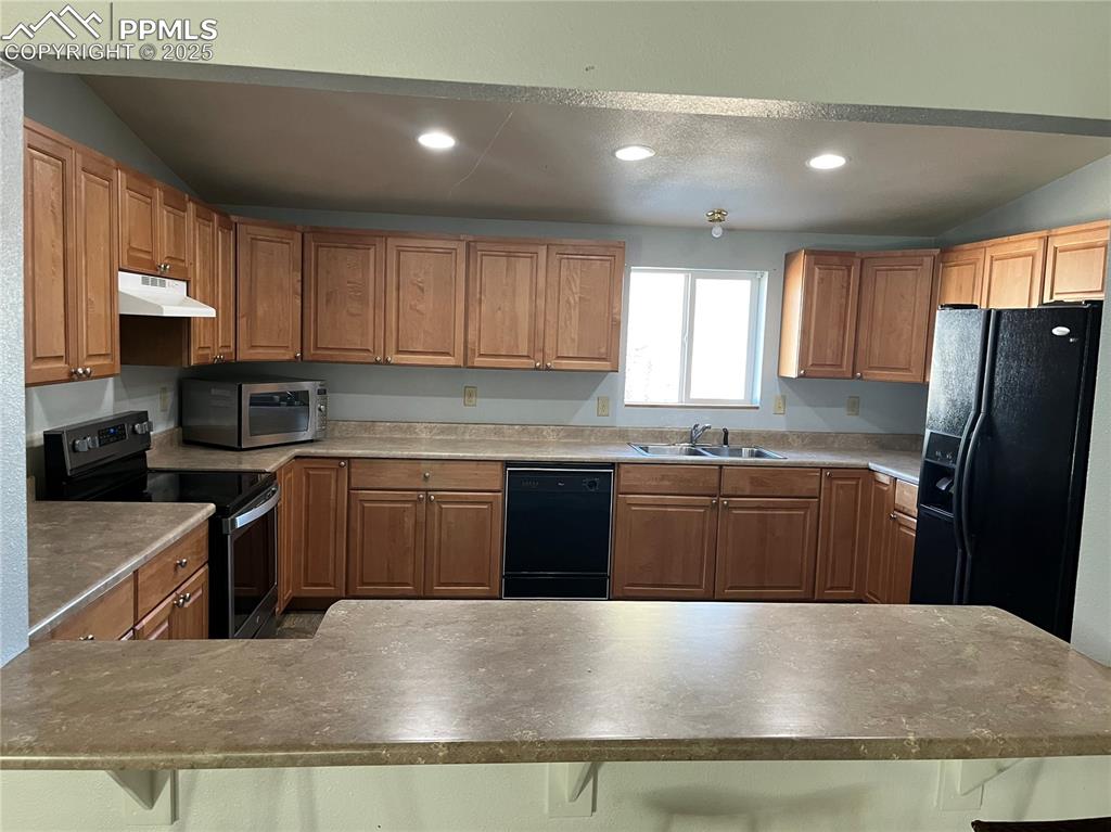 Image 4 of 20: Kitchen