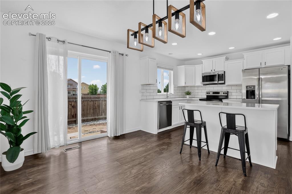 Image 4 of 20: Walk-out dining area