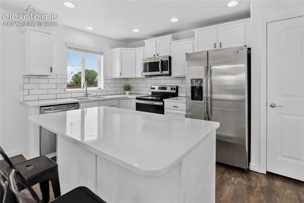 Image 6 of 20: Granite countertops & SS appliances