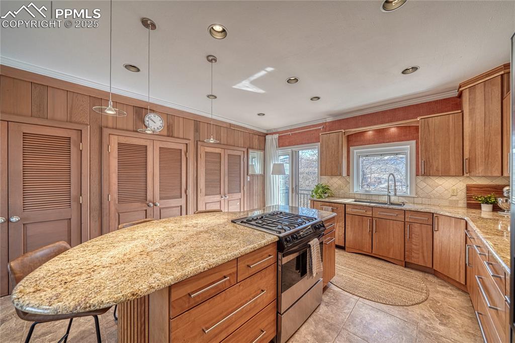 Image 11 of 37: Granite Countertops