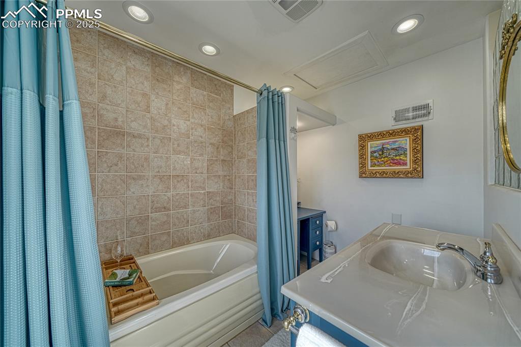 Image 17 of 37: Main Floor Primary Bathroom