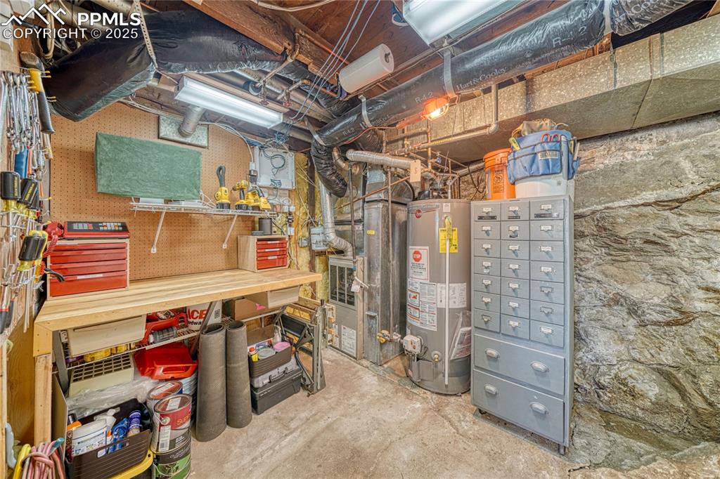 Image 23 of 37: Utility room/Storage