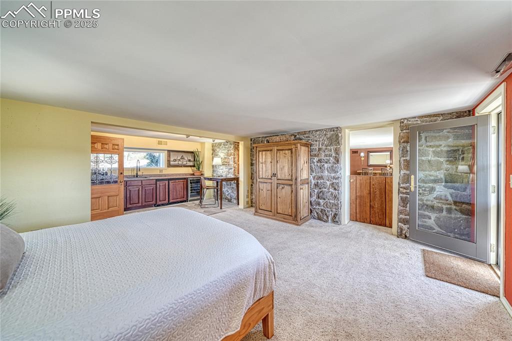 Image 27 of 37: Oversized bedroom