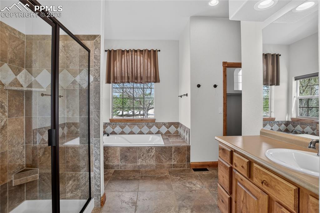 Image 12 of 33: 5-piece primary bath