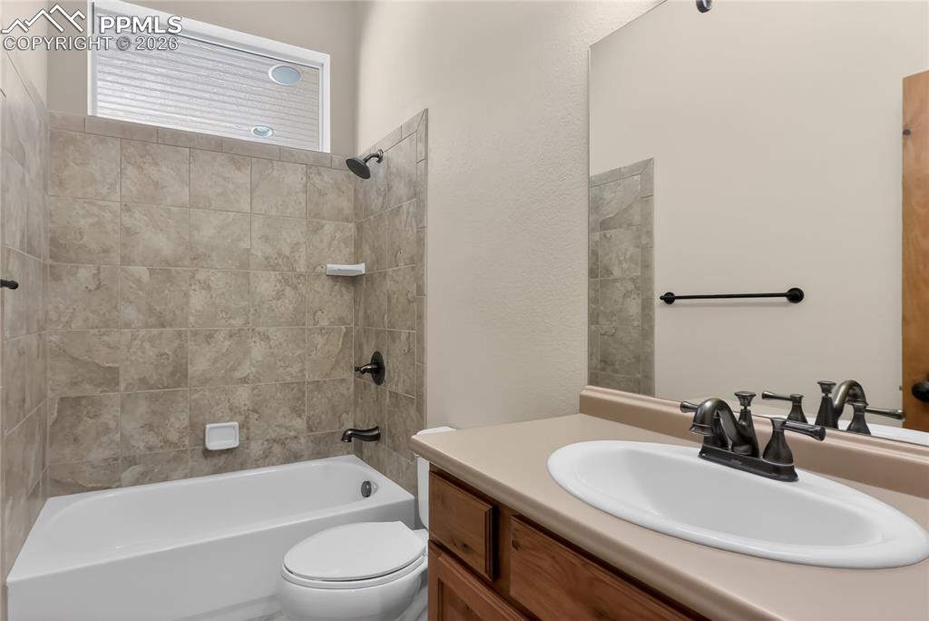 Image 18 of 33: Full guest bath - main level