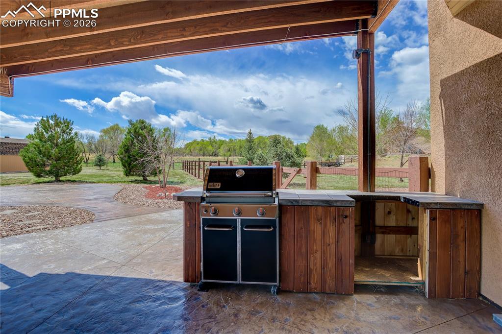 Image 28 of 33: Outdoor grilling station