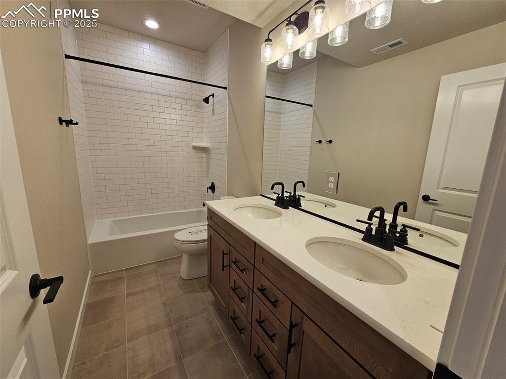 Image 19 of 24: Bathroom