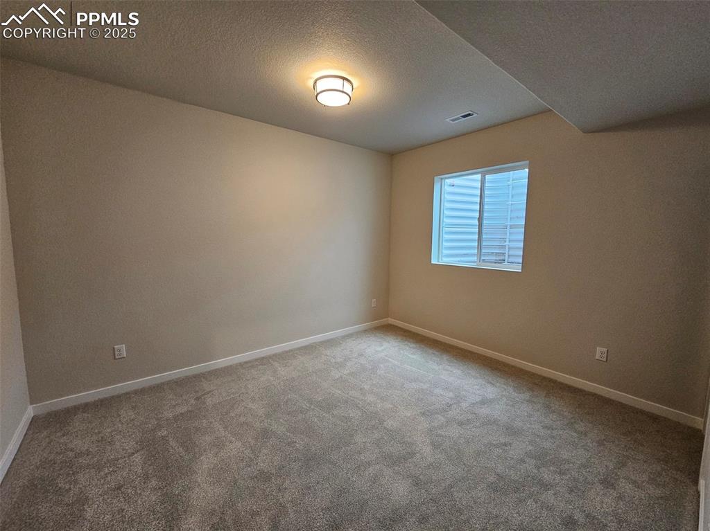 Image 20 of 24: Bedroom