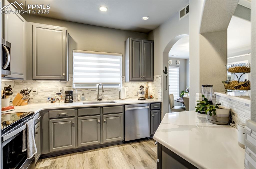 Image 15 of 33: Kitchen