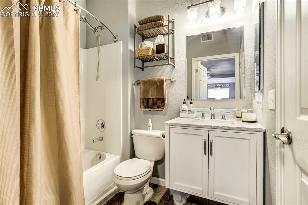 Image 19 of 33: Bathroom