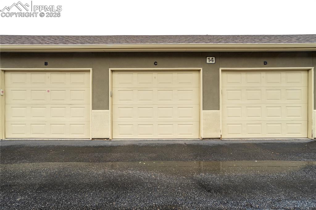 Image 32 of 33: Garage
