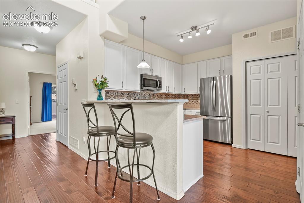 Image 10 of 30: Kitchen