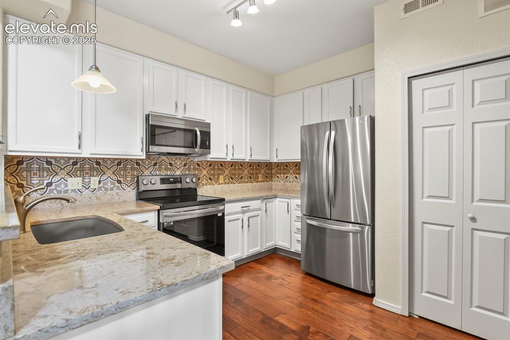 Image 11 of 30: Kitchen