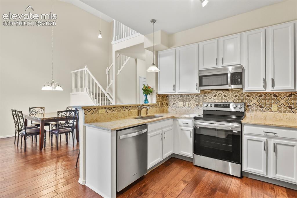 Image 12 of 30: Kitchen