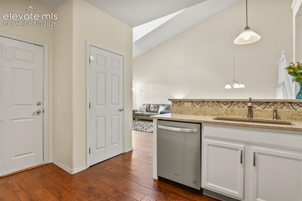 Image 15 of 30: Kitchen