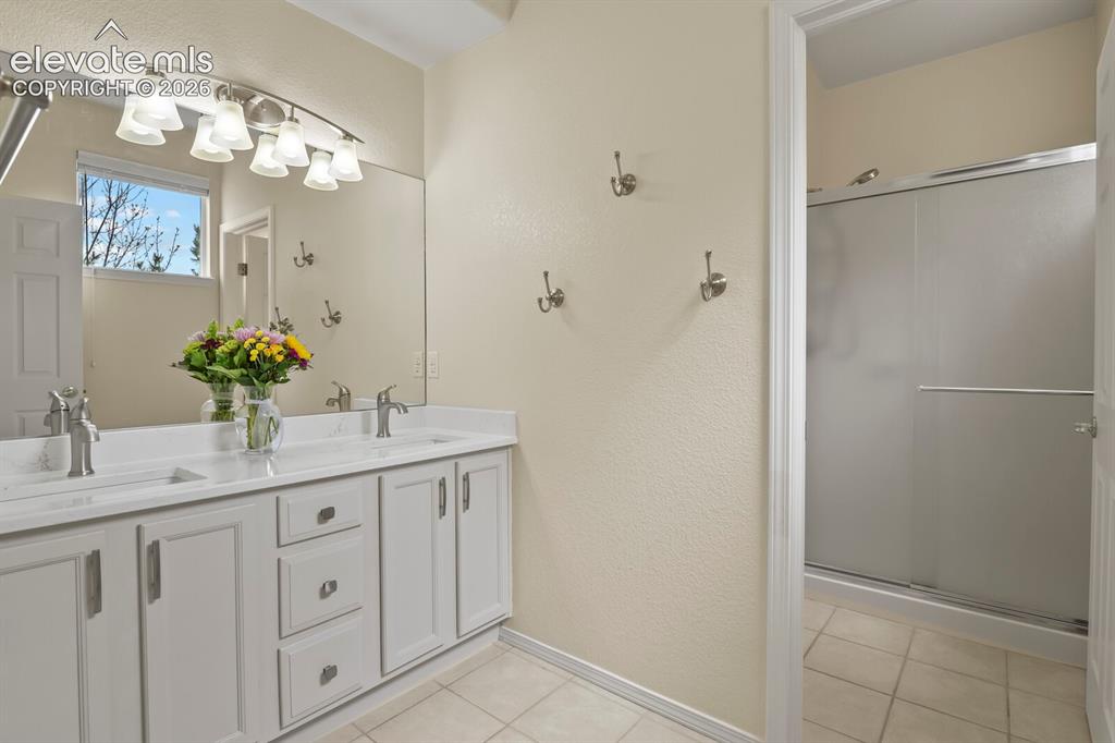 Image 19 of 30: Main floor bathroom